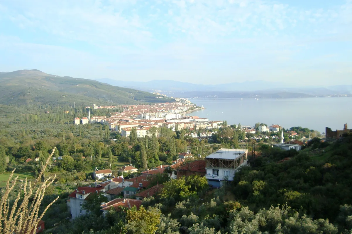 Gemlik Körfezi kıyısında Büyükkumla, yukarıdan görünüm
