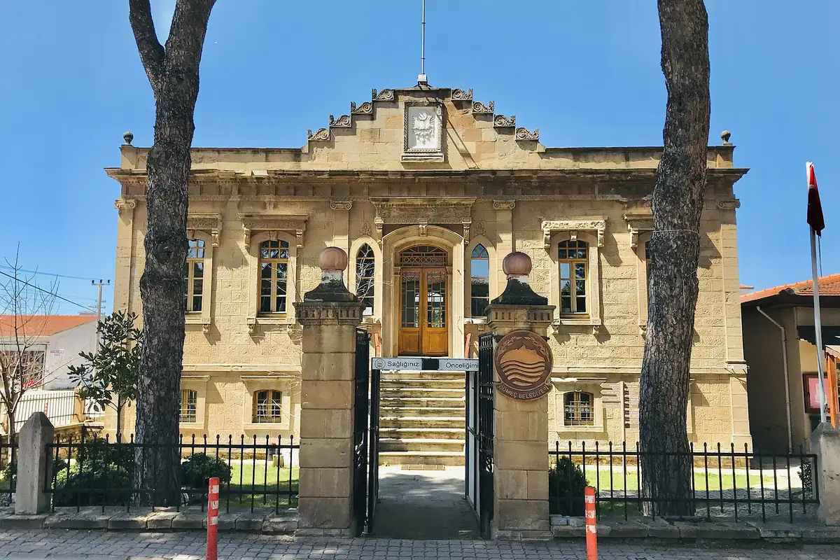 Gömeç Belediye Binası'nın taş cepheli klasik mimarisi