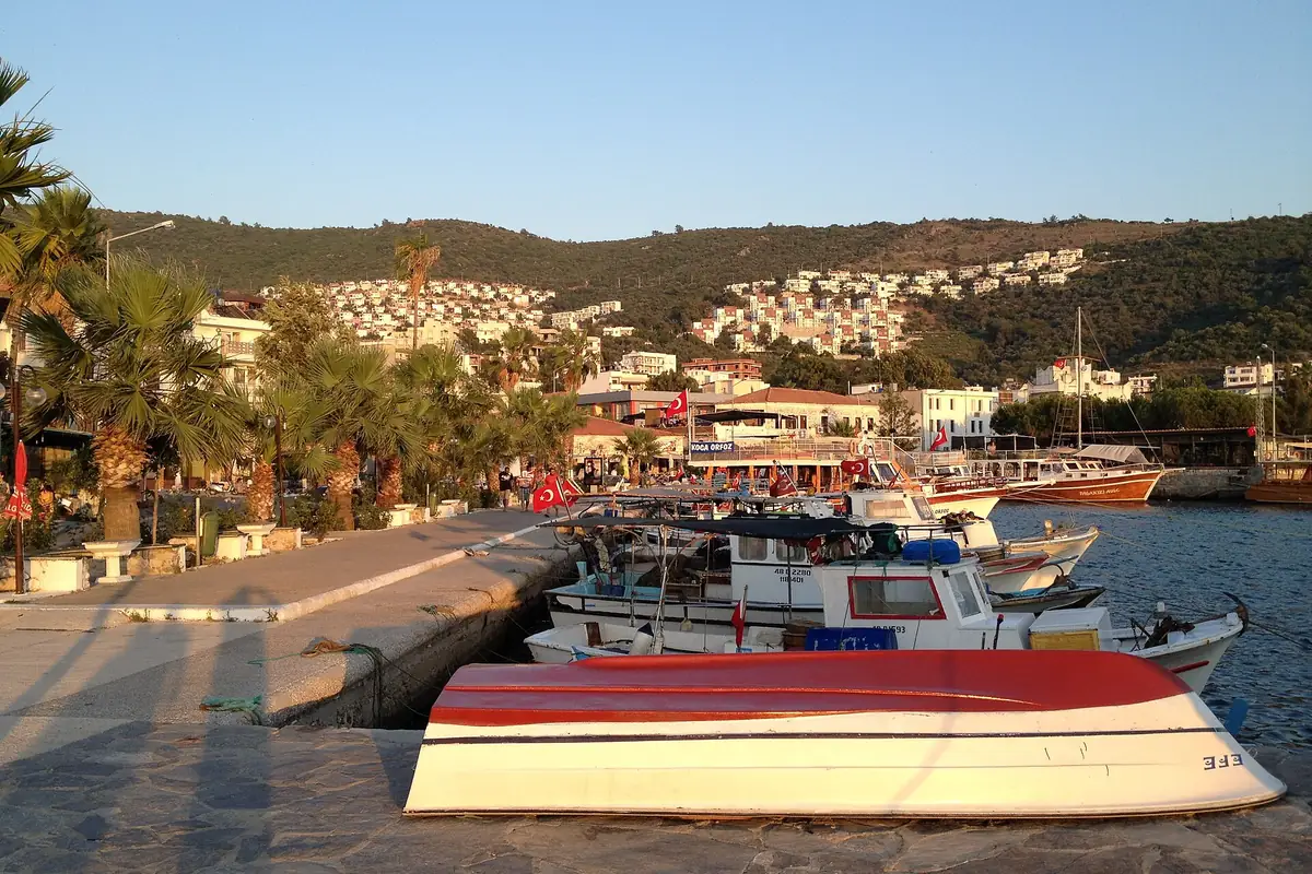 Güllük sahilinde balıkçı limanı ve tekneler