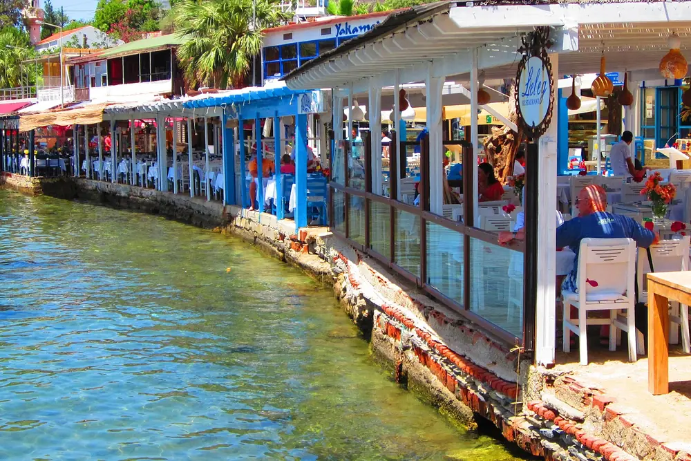 Gümüşlük'te su kenarında restoran terasları