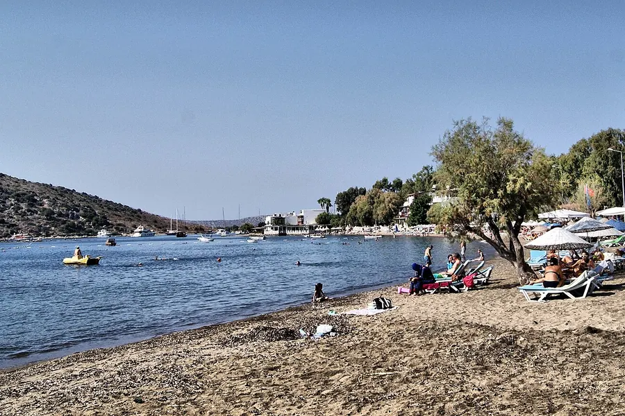 Gümüşlük koyunda halk plajı ve demirli tekneler