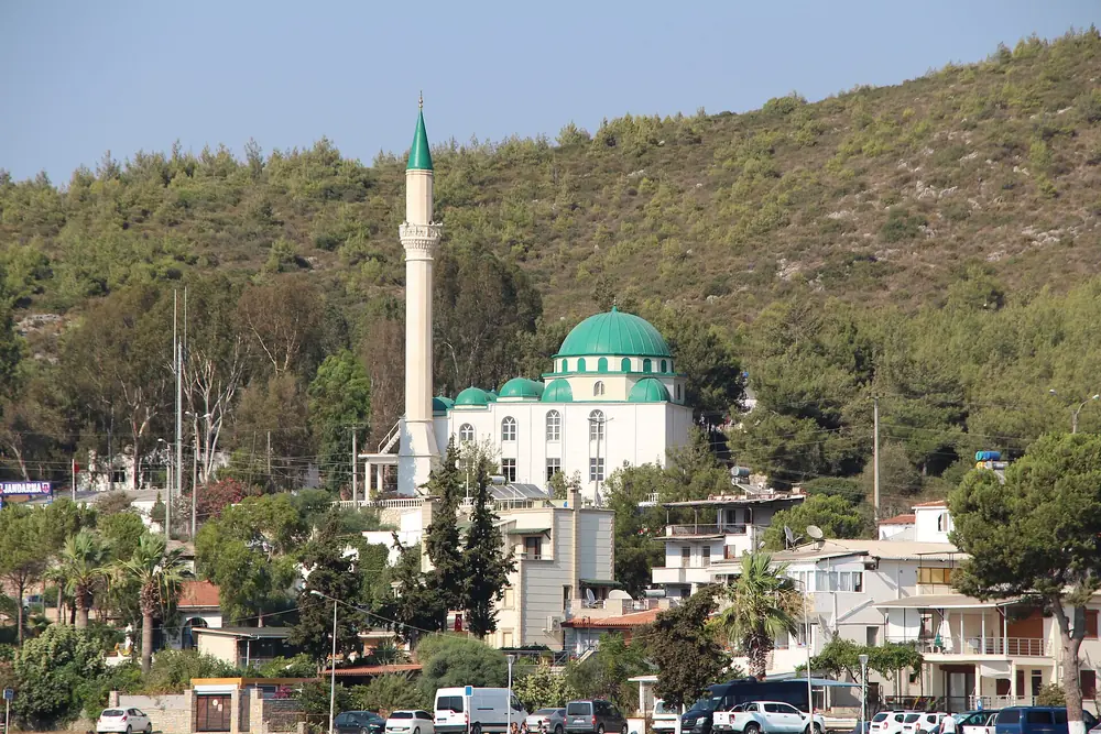 Güvercinlik'in cami ve yerleşim dokusu, yeşil tepeler arasında