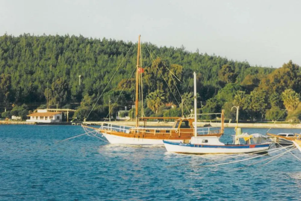Güvercinlik koyunun sahil şeridi, tepeden görünüm
