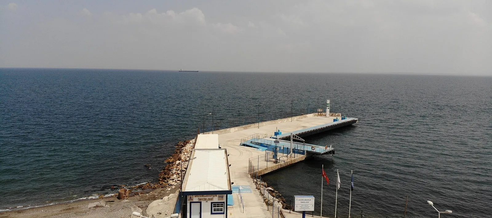Güzelbahçe İskelesi ve körfez manzarası