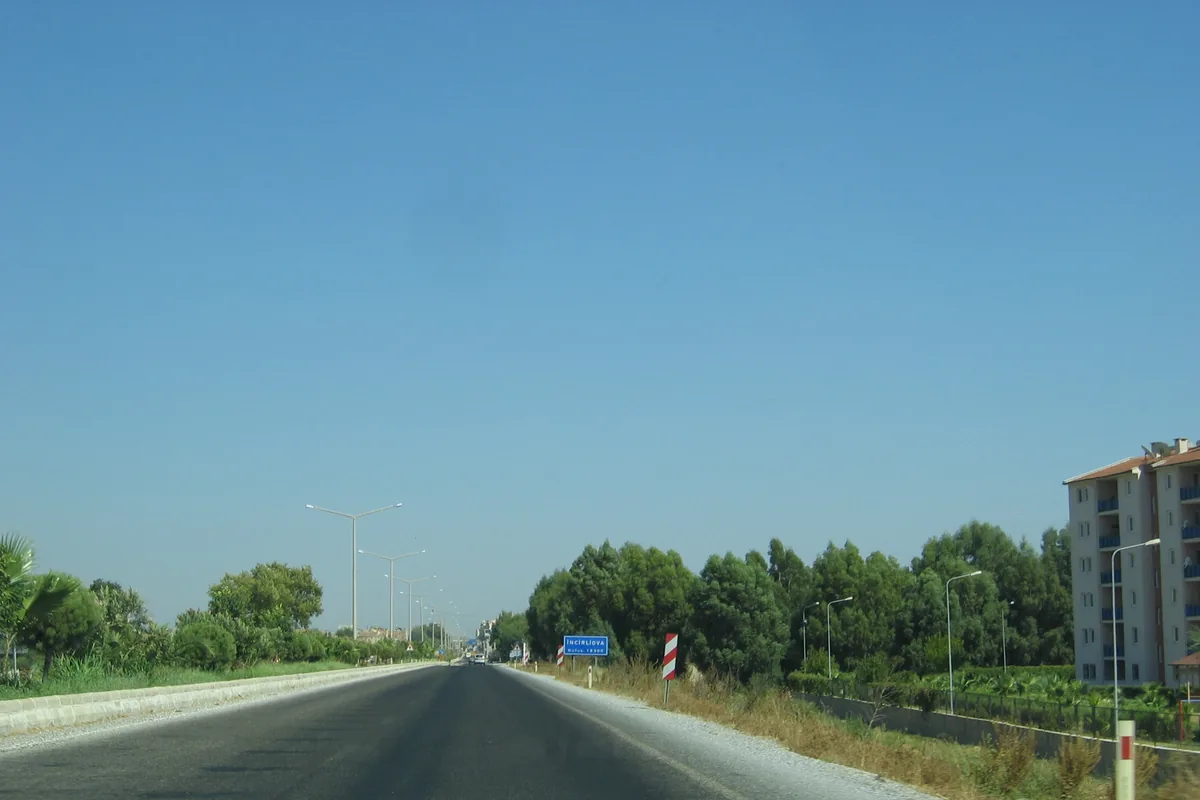 İncirliova girişinde Aydın-Denizli karayolu (D550) üzerinde ilerleyen bir araçtan görünüm