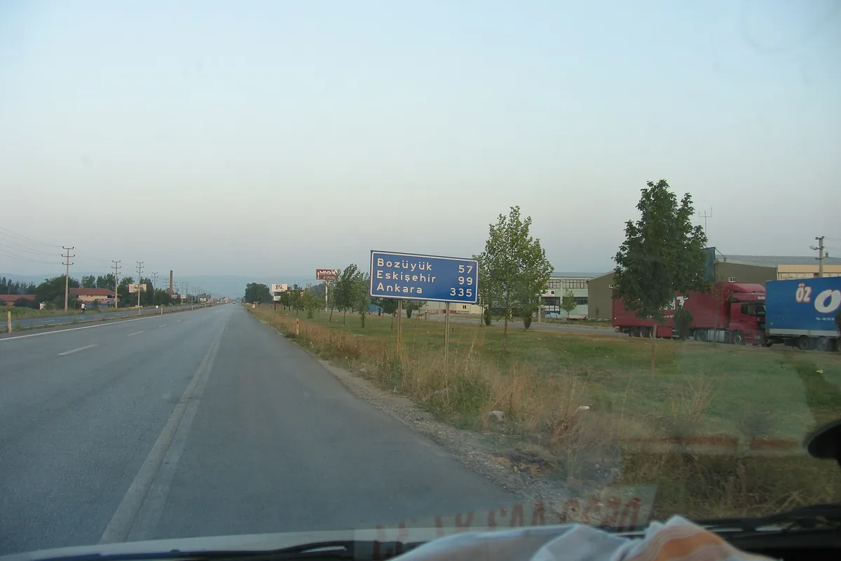 İnegöl istikametindeki karayolu ve tarım arazileri