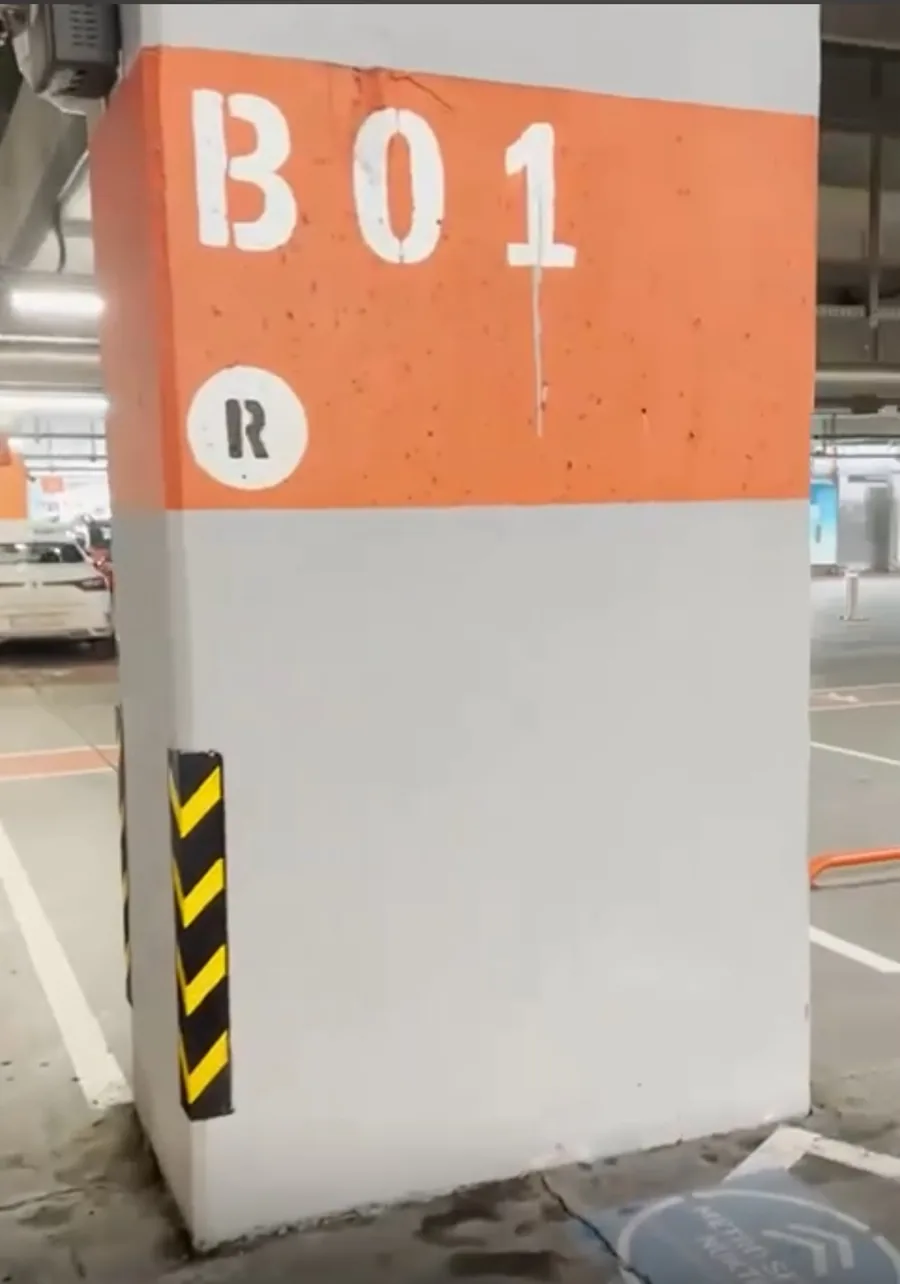 İstanbul Havalimanı otoparkında B01 kodlu turuncu sütun, Destina Transfer buluşma noktası