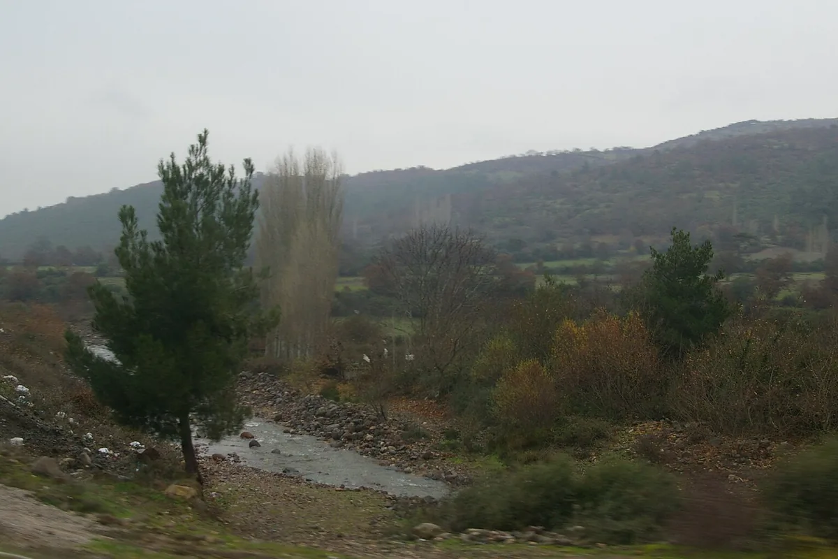 İvrindi'de tepeler arasında akan bir derenin vadisi