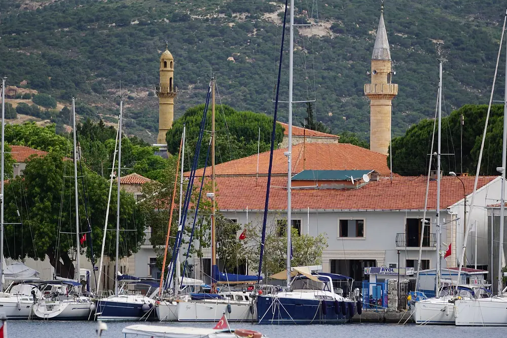 Foça balıkçı limanı ve cami