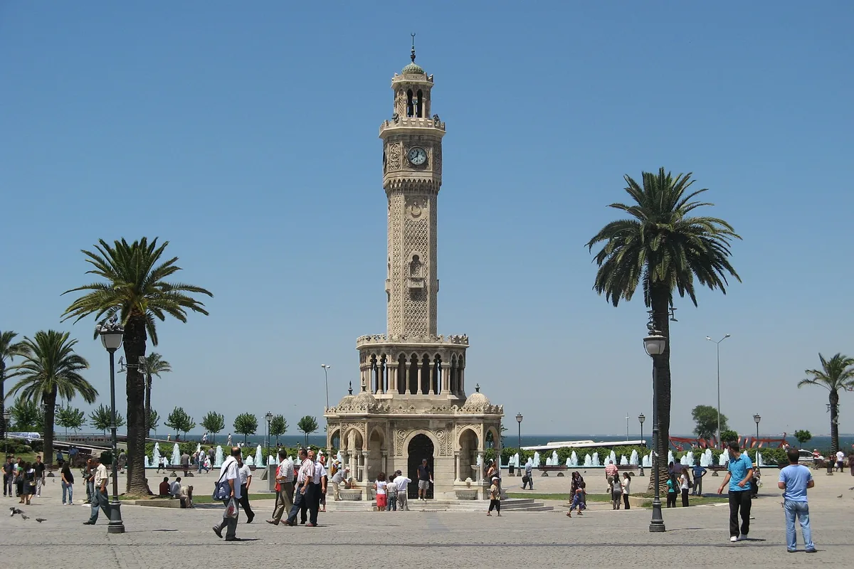 İzmir Konak Saat Kulesi ve meydanı