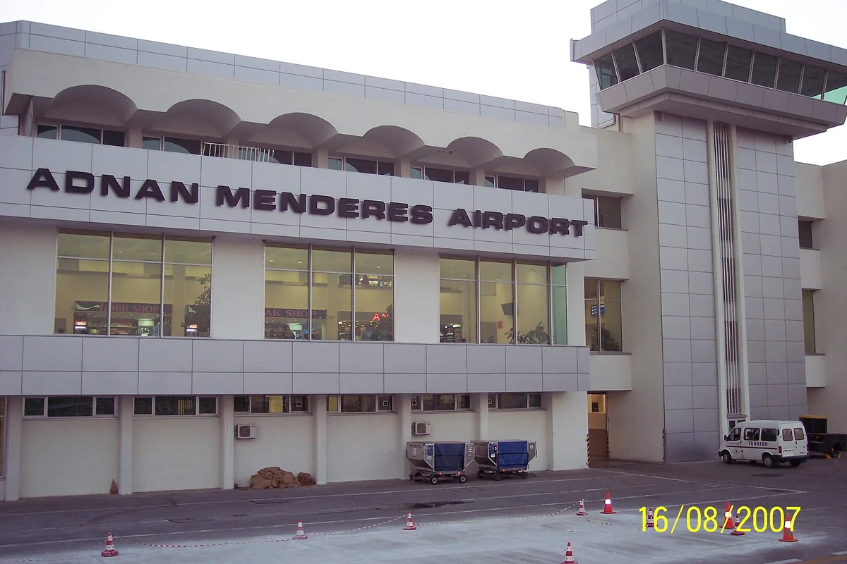 İzmir Adnan Menderes Havalimanı dış hatlar terminali giriş cephesi