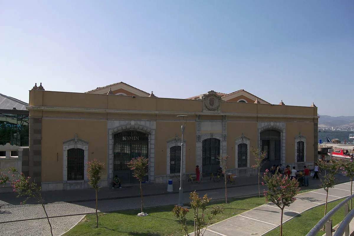 İzmir Konak’ta tarihi Konak Pier binası ve çevresi