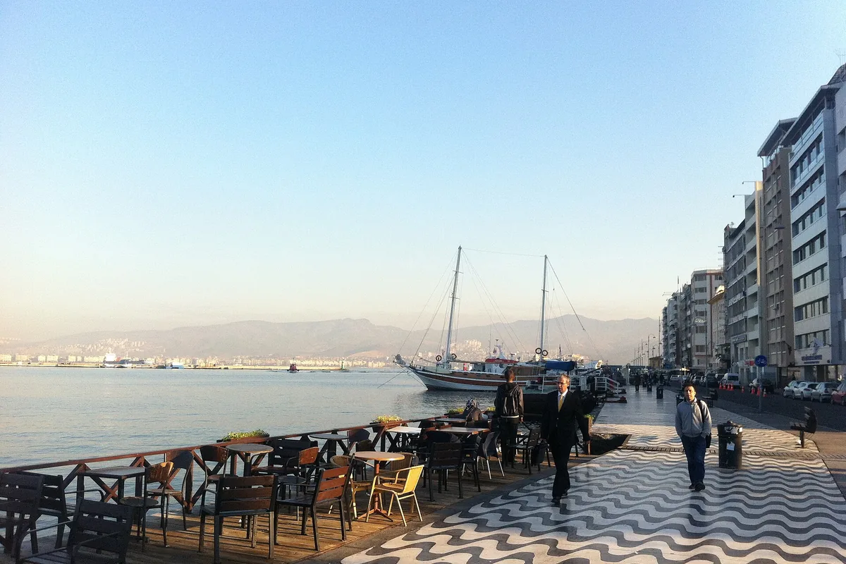 İzmir Kordon’da sahil yürüyüş yolu, yatlar ve körfez