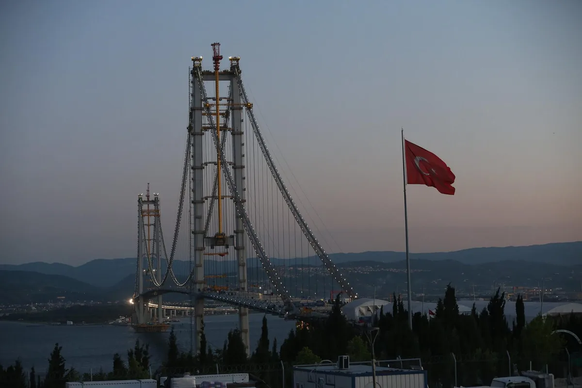 Osmangazi Köprüsü’nün kuleleri, İzmit Körfezi ve Türk bayrağı
