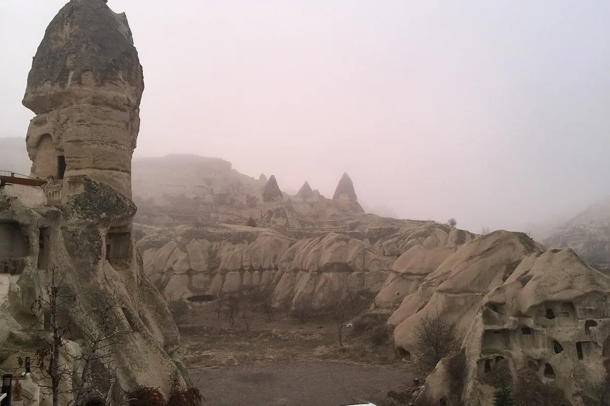 Göreme çevresindeki peri bacaları ve kaya oyma yapılar