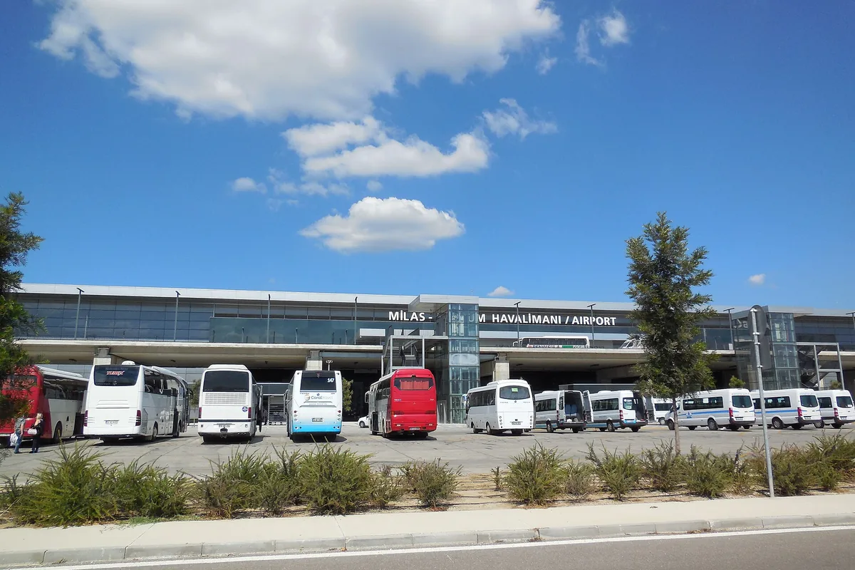 Milas-Bodrum Havalimanı dış cephesi ve yolcu servis araçları