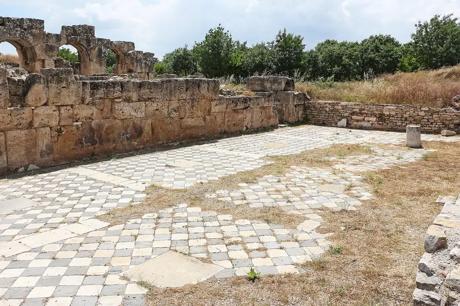 Afrodisias Antik Kenti'nde Hadrian Hamamları'nın mermer kalıntıları, Geyre