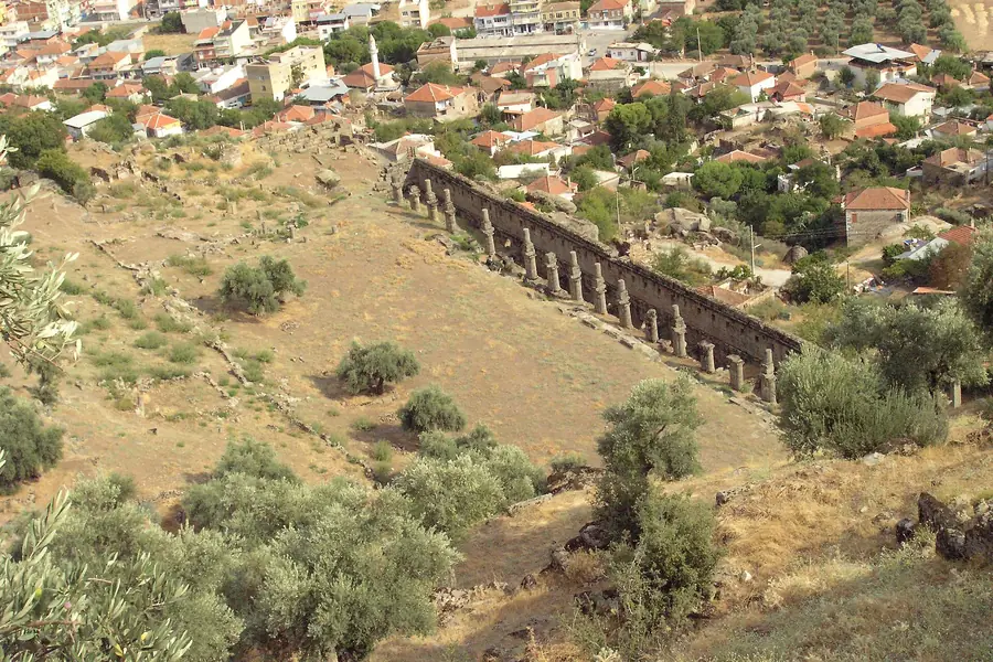 Alinda antik kentinin agora yapısı, büyük taş bloklardan örülü duvar kalıntıları, Karpuzlu (Tütünlük)