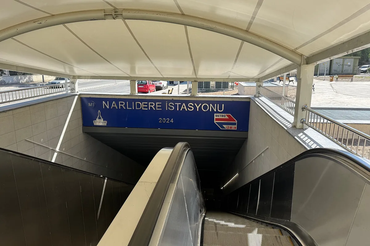 Narlıdere metro istasyonu girişi
