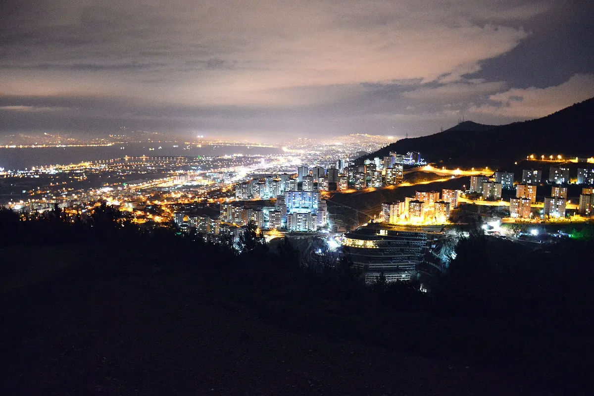 Narlıdere'den gece İzmir manzarası