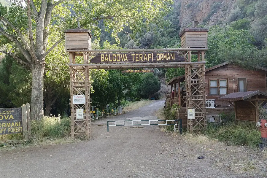 Balçova Terapi Ormanı girişi