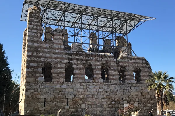 Laskaris Sarayı'nın tuğla ve taş örgülü cephesi
