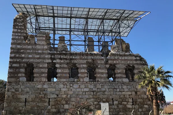 Laskaris Sarayı kalıntısının yan cephesi ve koruma çatısı
