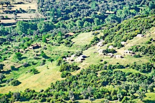Bozdağlar'da dağınık dağ yerleşimi ve tarım terasları