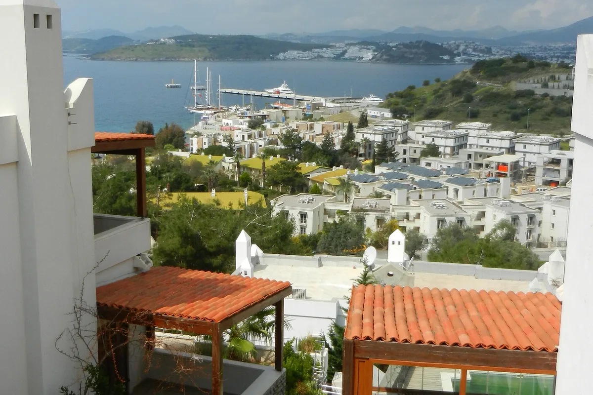 Bodrum merkez yakınında bahçeli bir sitenin avlusu