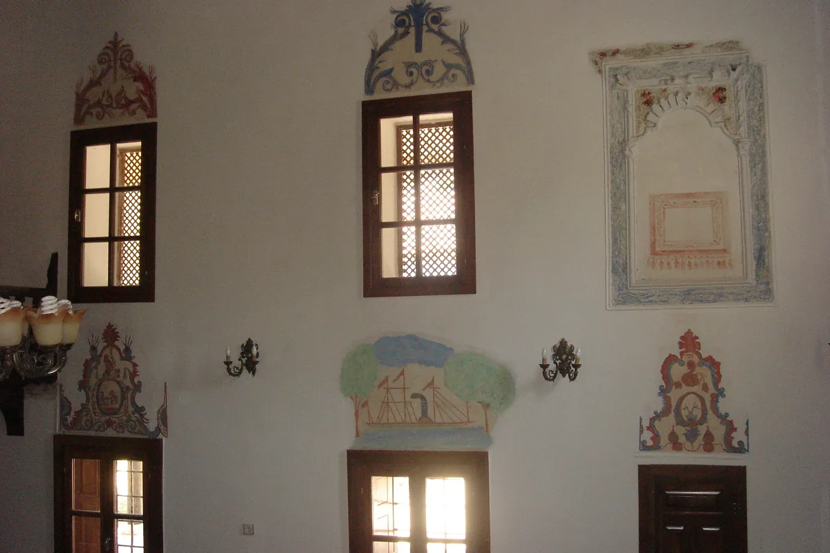 Cihanoğlu Camii içinde kalem işi duvar süslemeleri ve ahşap pencereler, Cincin (Koçarlı)