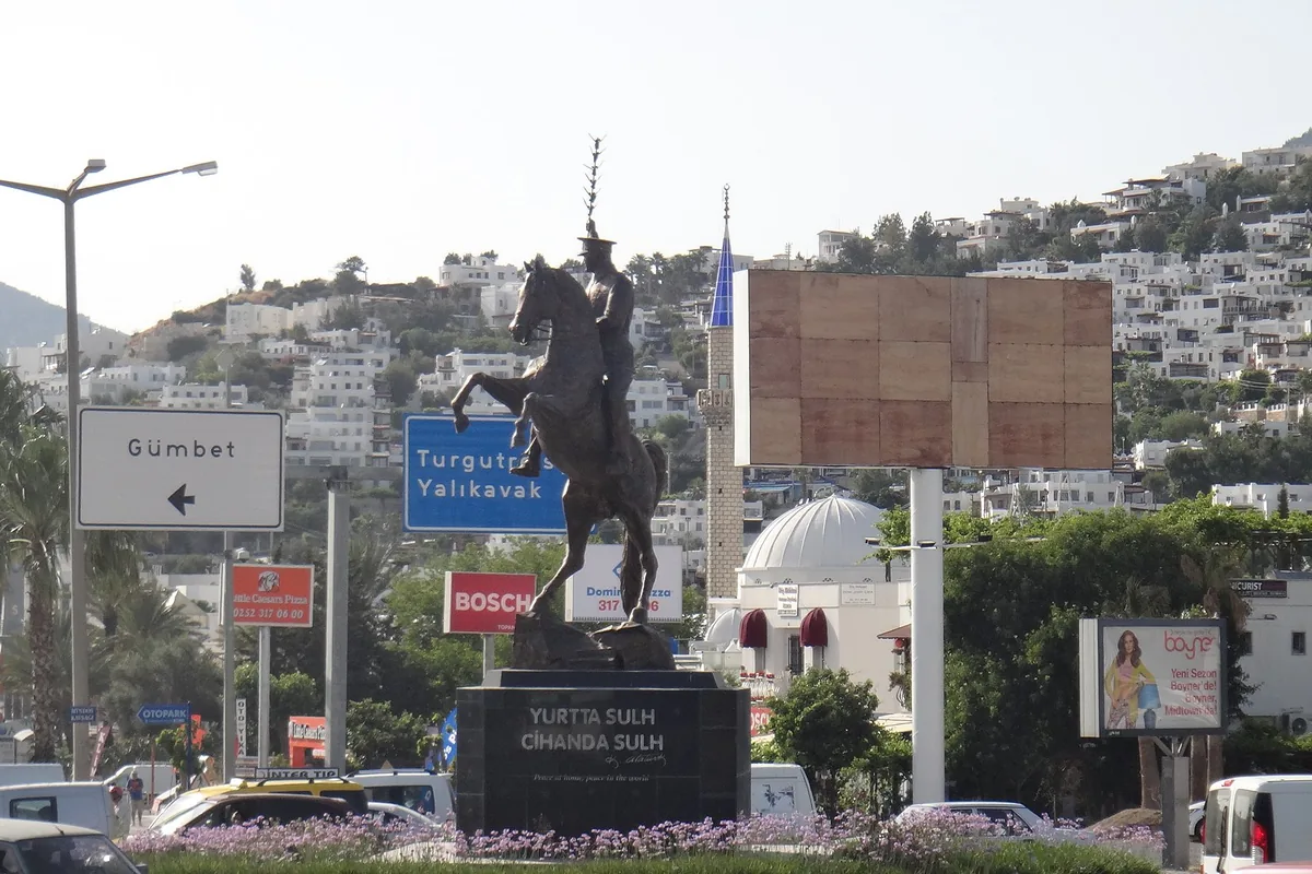 Bodrum merkez girişinde bir kavşak, Gümbet ve Turgutreis yön tabelaları
