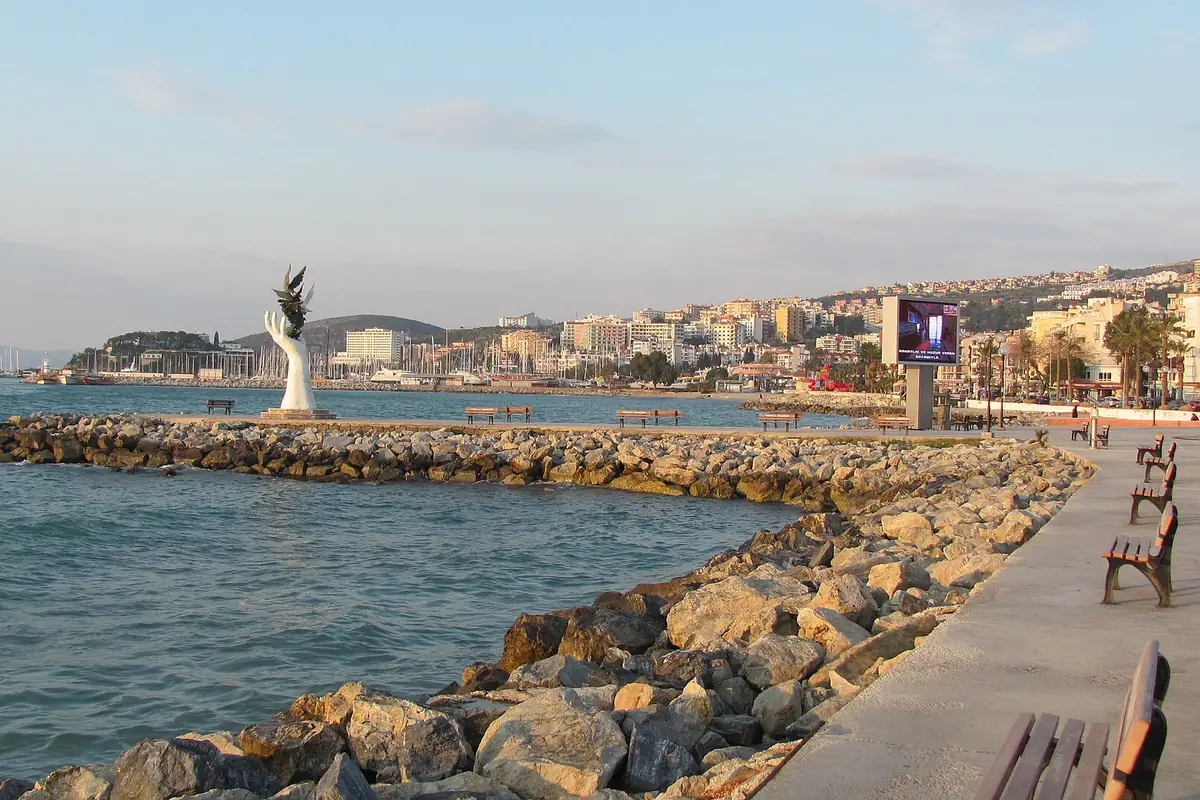 Kuşadası dalgakıranı ve şehir silüeti