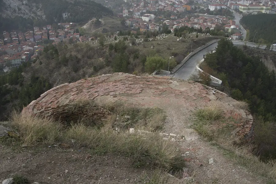 Kütahya Kalesi eteğinden şehir ve kıvrılan yol manzarası