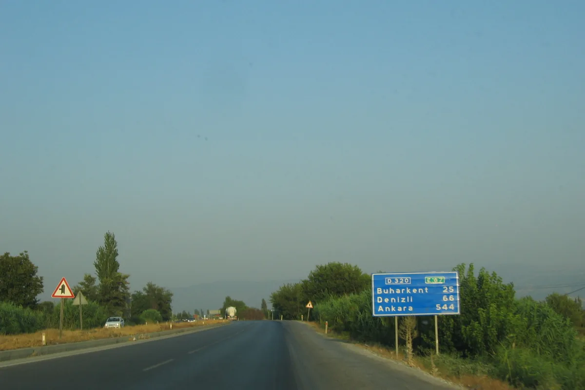 Aydın-Denizli karayolu üzerinde Kuyucak yakınında bir yol ve uzakta Aydın Dağları, Çobanisa mevkii