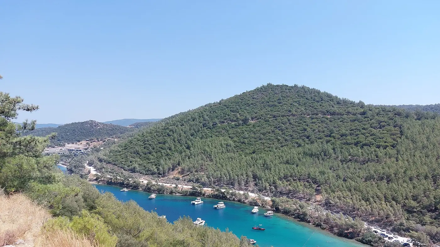 Cennet Koyu (Paradise Bay) manzarası
