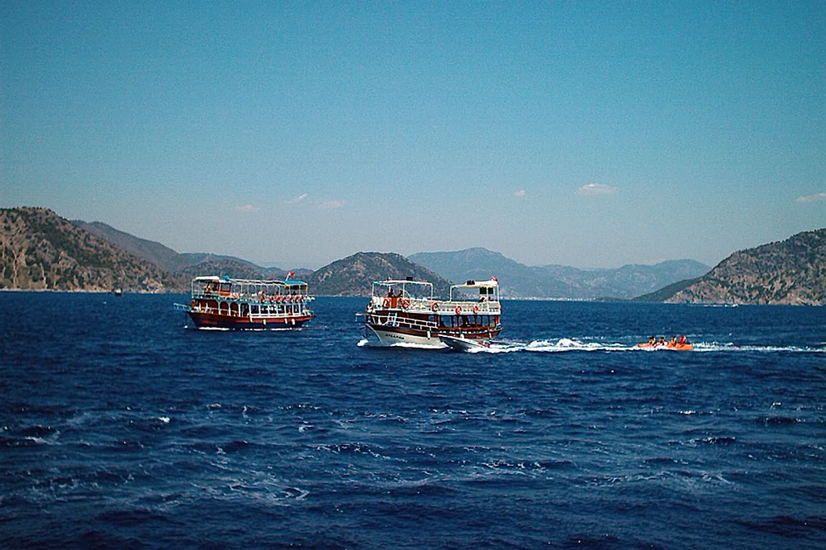Marmaris körfezinde tur tekneleri