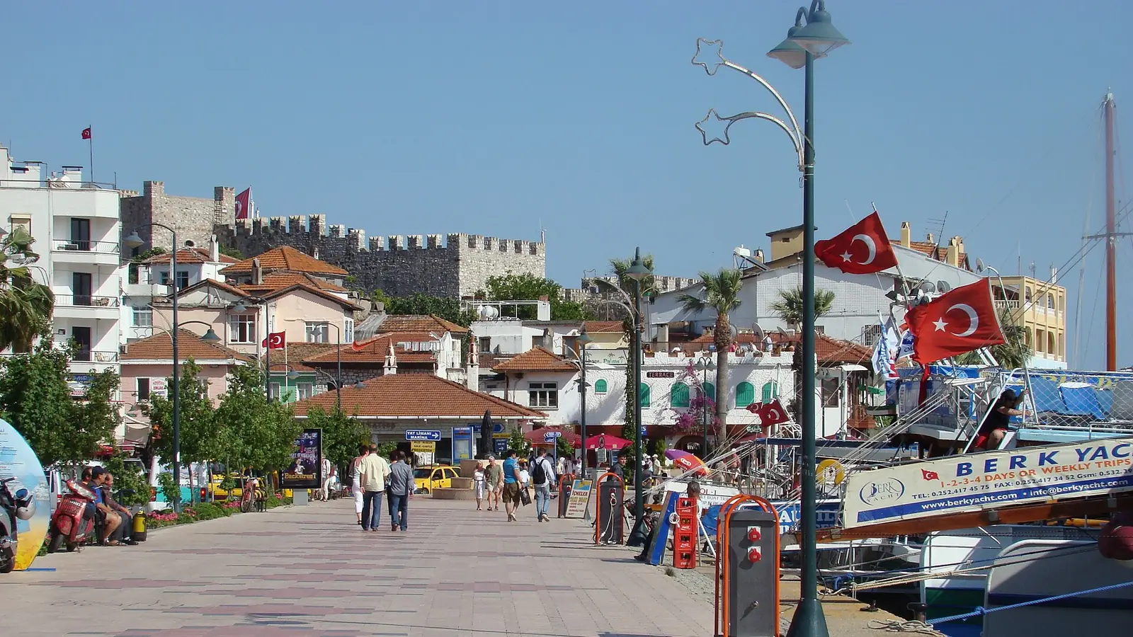 Marmaris sahil kordonu ve kale manzarası