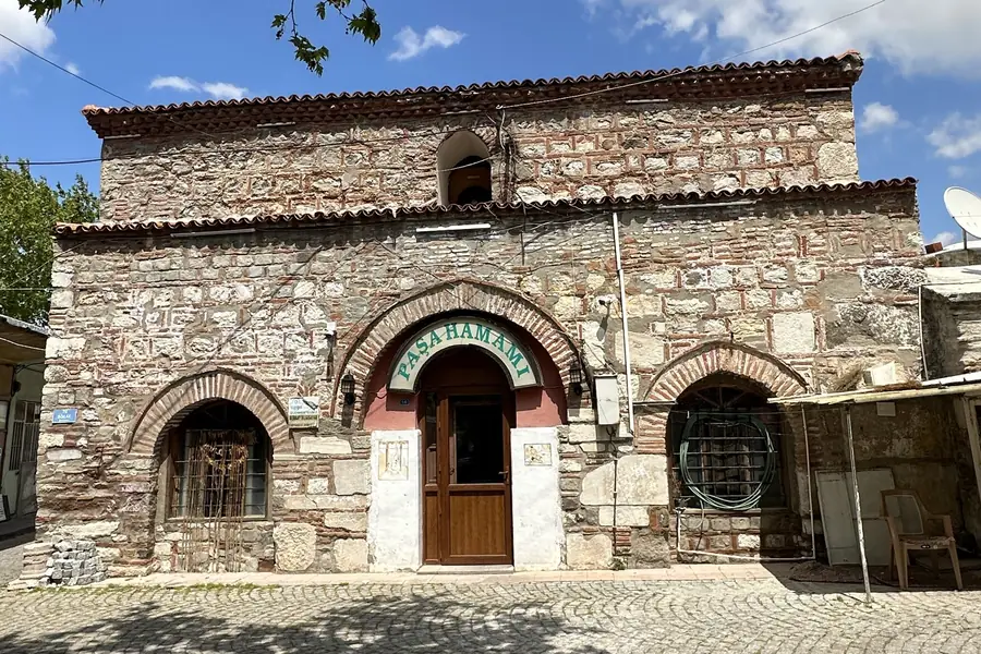 Akhisar'daki tarihi Paşa Hamamı'nın taş cephesi, kemerli girişi ve tabelası