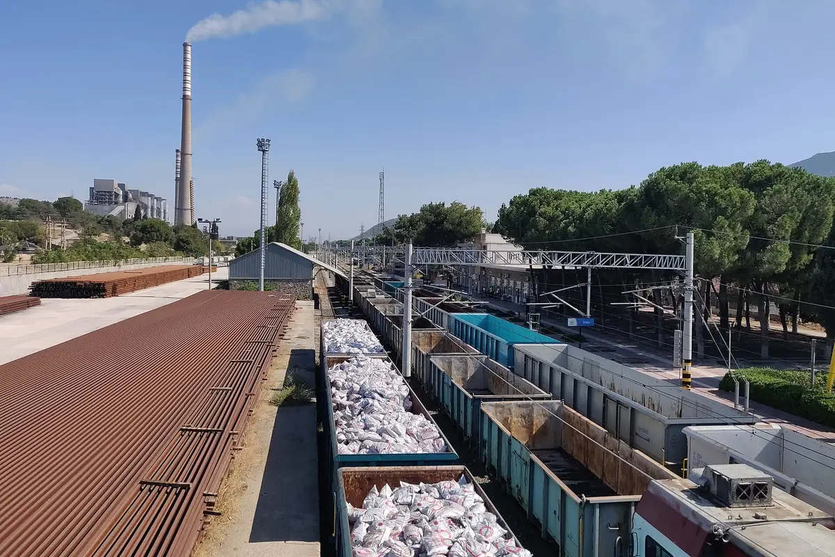 Soma Garı yük hattı, kömür yüklü vagonlar ve arka planda tüten Soma termik santrali bacası