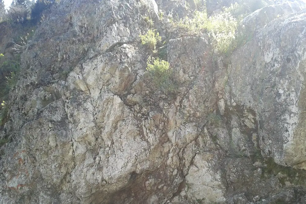 Spil Dağı Milli Parkı'nda Ağlayan Kaya (Niobe) olarak bilinen kayalık yüzey