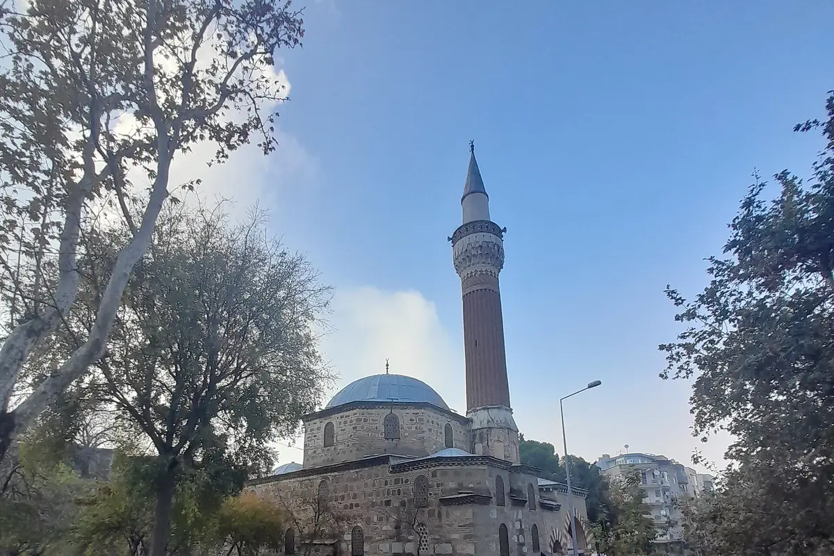 İvaz Paşa Camii'nin dış cephesi, Topçuasım Mahallesi, Yunusemre