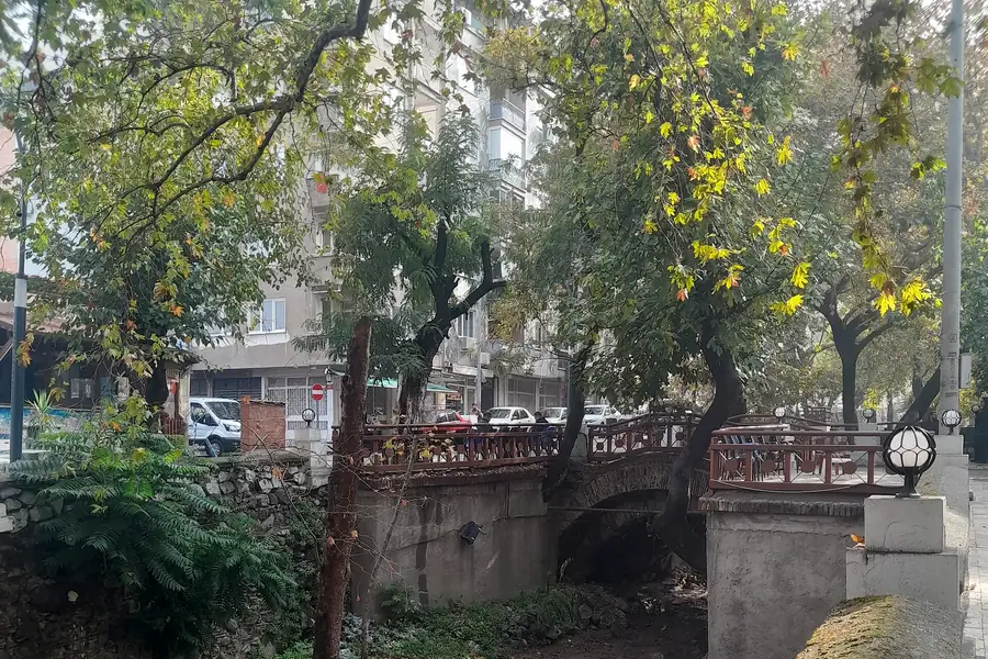 Manisa'da tarihi taş kemerli Kızılköprü