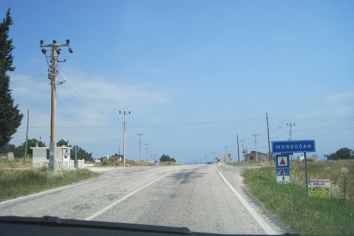 Mordoğan girişindeki yol tabelası