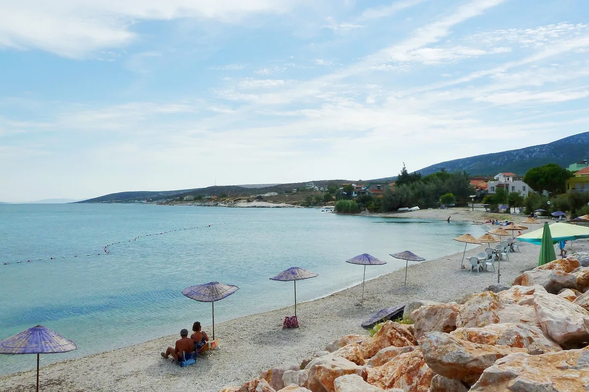 İğdealtı plajında şemsiyeler ve sahil