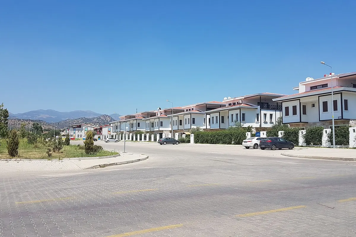 Dallıca yönünde modern konut sokağı ve uzaktaki dağ silüeti