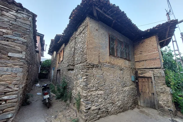 Birgi'de tarihi taş evler ve arnavut kaldırımlı sokak