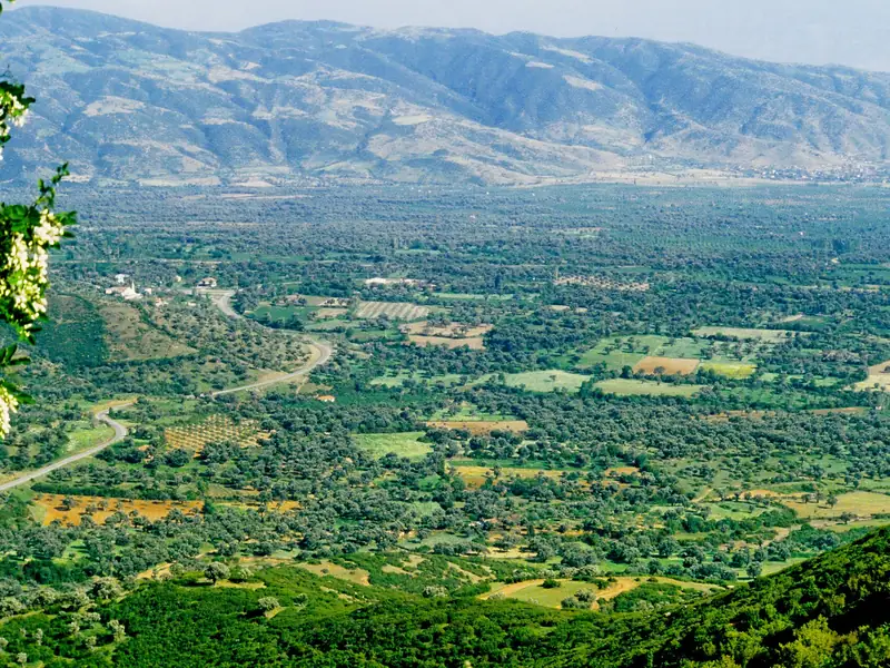 Birgi yakınlarından Küçük Menderes vadisi ve Bozdağlar