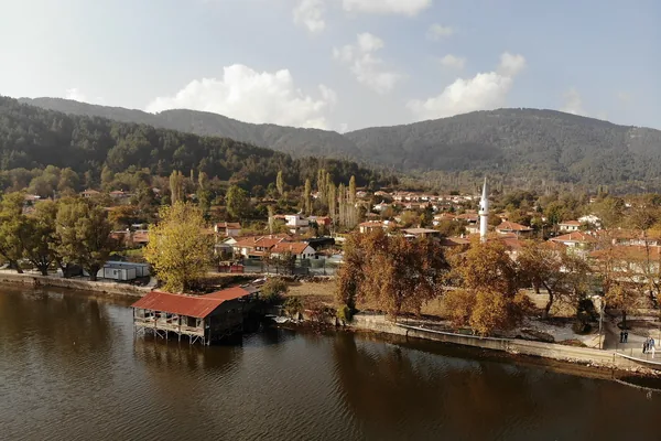 Gölcük Gölü kıyısındaki yerleşim ve sonbahar ağaçları