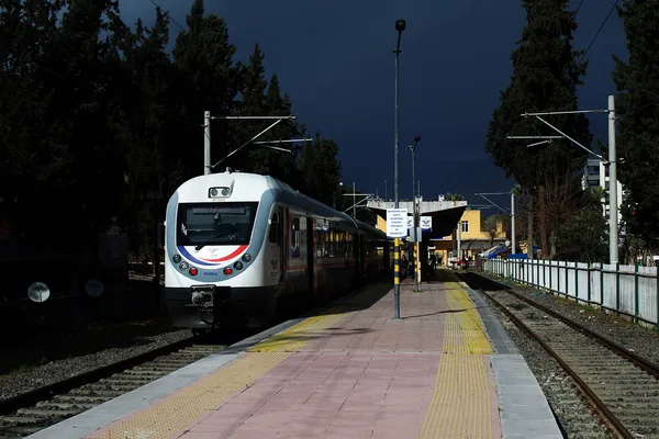 Ödemiş tren istasyonunda bekleyen bölgesel tren