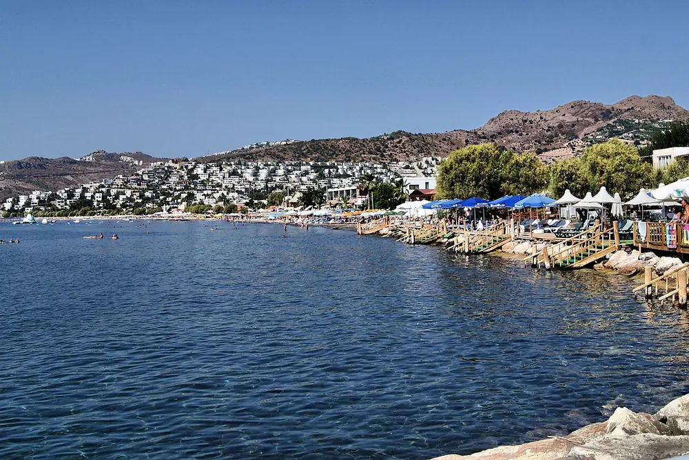 Ortakent Yahşi bölgesinin denize inen kıyı şeridi, geniş koy görünümü
